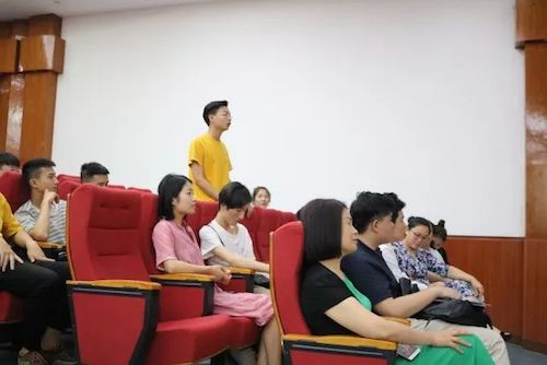 利记sbobet艺术家石叔诚与特邀艺术家顾平受邀于成都大学东盟艺术学院、音乐与舞蹈学院艺术实践周开展公开课